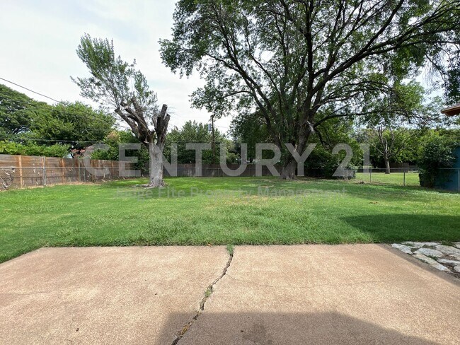 Building Photo - Beautifully Refreshed 3/2/2 in Fort Worth ...
