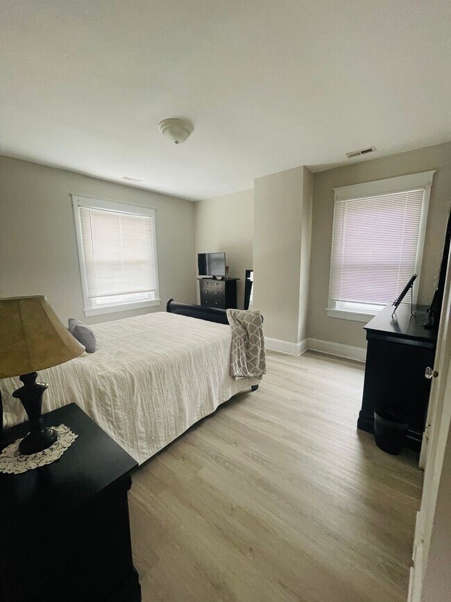 Building Photo - Beautifully Renovated 3bdrm/1.5bth Home Located in Richmond's North-side!