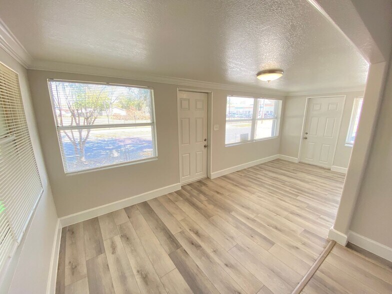 Building Photo - 812 W Livingston St