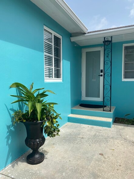 Front door - 607 N L St