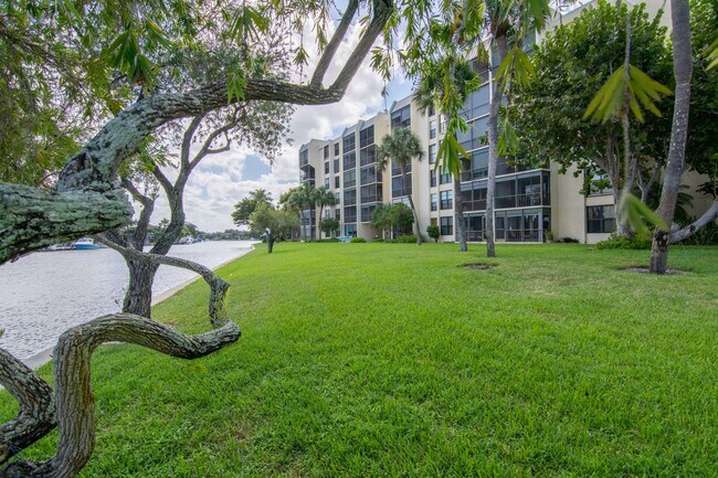 Building Photo - 11 Royal Palm Way