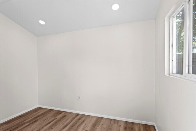 Building Photo - 1175 Highland Ct N