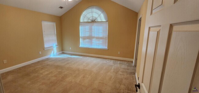 Building Photo - 402 Nandina Ct