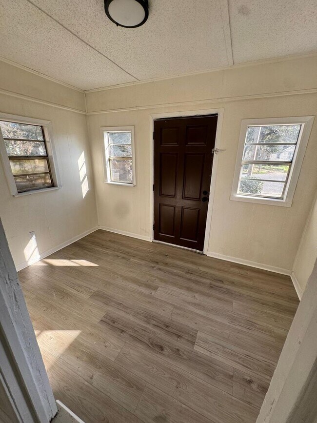 Building Photo - 2005 Mott Dr W