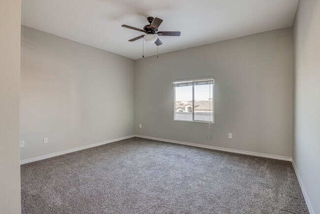 Building Photo - Beautiful East side House with 3 beds-2.5 ...