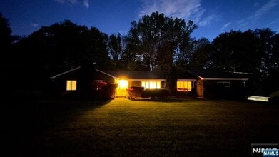 Building Photo - 24 Drake Ln