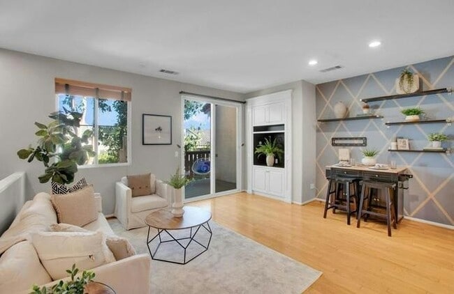 Building Photo - 6068 Paseo Salinero