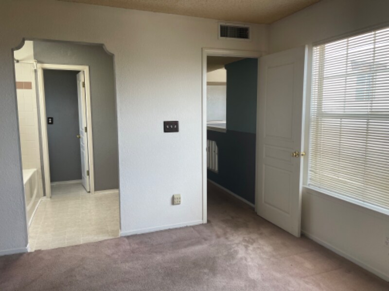 Building Photo - 7560 Luz De Lumbre Ave
