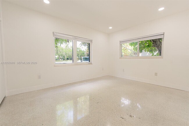 Building Photo - 580 University Dr
