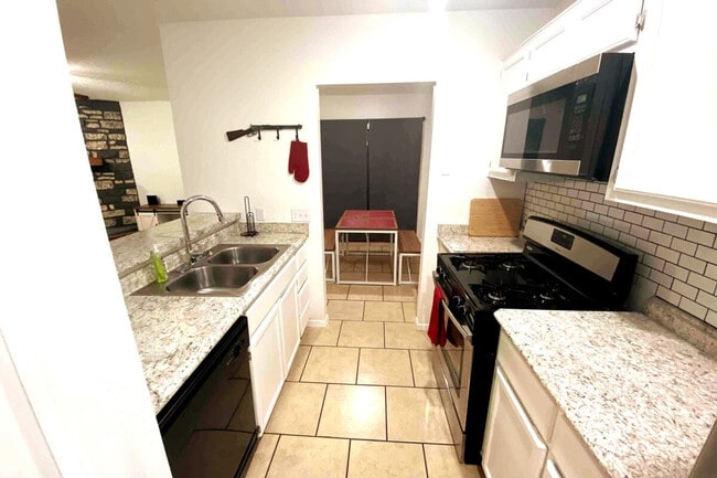 Building Photo - 1708-1710-1710 Horseshoe Cir