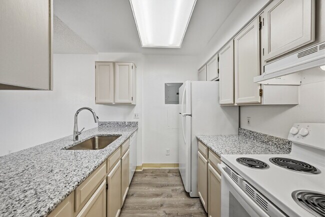 Building Photo - $1,470.95 - 2 Bed, 1 Bath Condo in Aurora with In Unit Laundry!