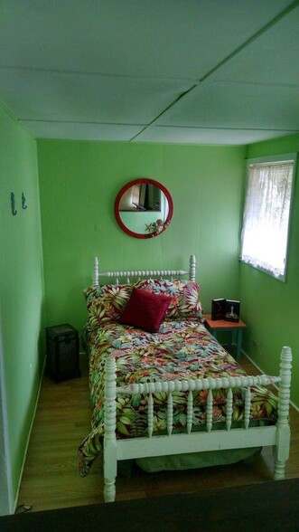 Twin Bed - 4285 Coquina Ave