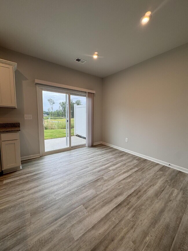 Building Photo - Modern 3-Bed Townhome in Greer — Stylish D...