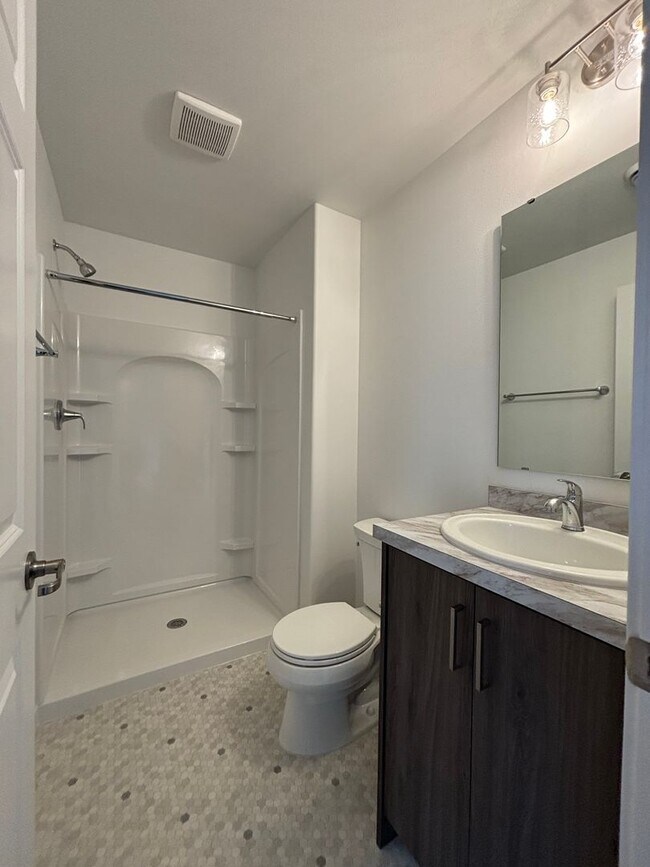 Building Photo - 3 Bed 3 Bath Townhome