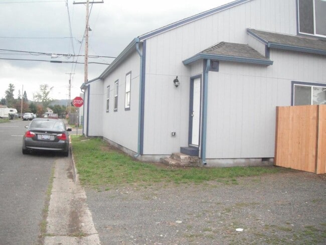 Building Photo - 387 E Milton St
