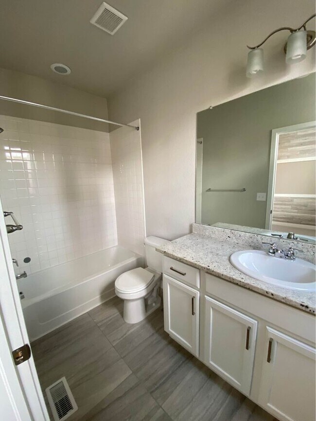 Building Photo - 612 E Hinsdale Ave