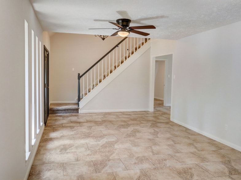 Building Photo - 1951 Round Spring Dr