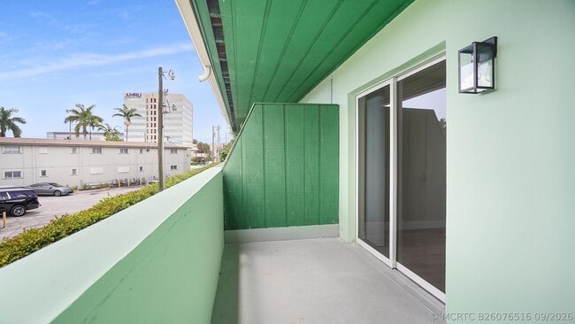 Building Photo - 701 S Royal Poinciana Blvd