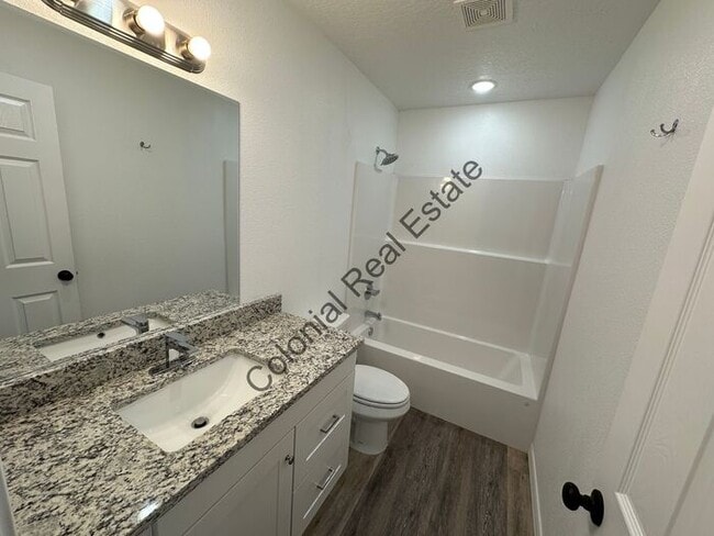 Building Photo - Updated and spacious 2 bedroom 1 bathroom ...