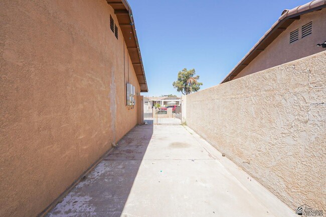 Building Photo - 1429 S Pagent Ave