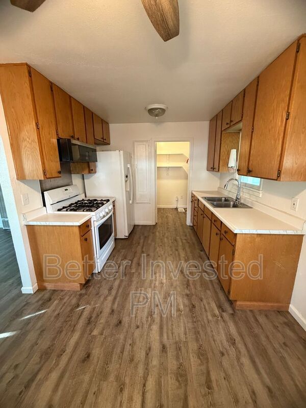 Building Photo - 727 N Pine St