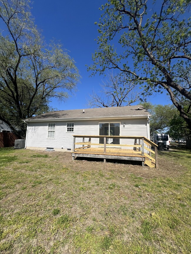 Building Photo - 905 Green Mor Ave