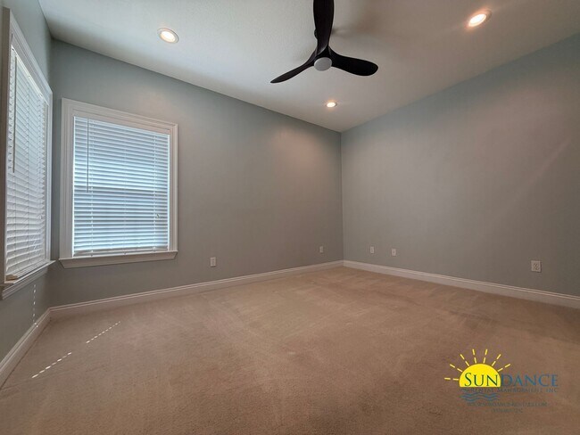 Building Photo - 213 Golf Course Dr