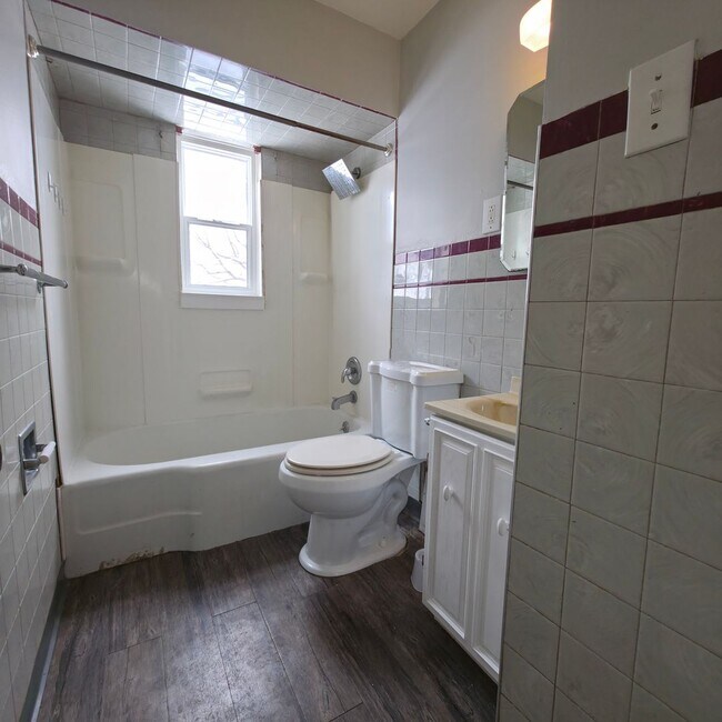 Building Photo - Single Family Home 2 beds 1 bath Available Now!