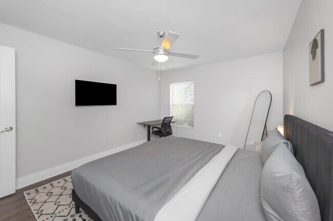 Building Photo - 4301 W Cleveland St