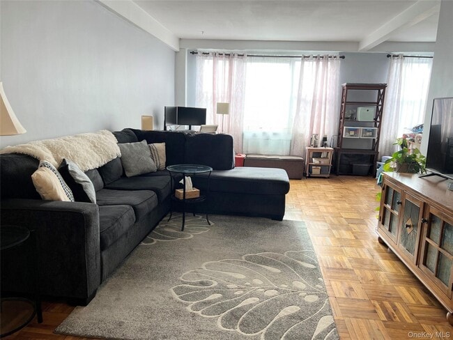 Building Photo - 10 Lake St