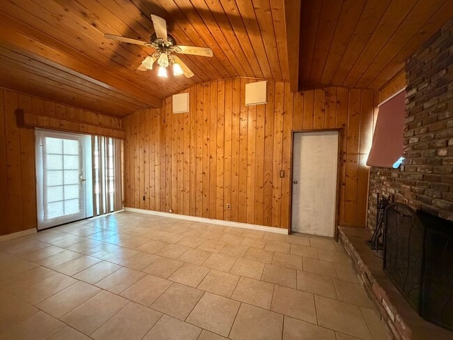 Building Photo - 3 Bedroom 2 Bathroom House on Corner Lot with 2 Car Garage Locate din Irwin Estates