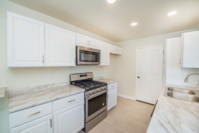 Building Photo - Completely Remodeld W/ Swimming Pool!