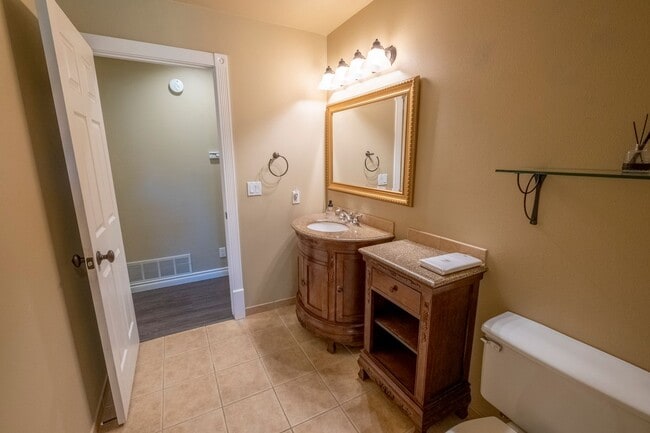 Building Photo - Large corner lot home in desirable Woodland Heights.