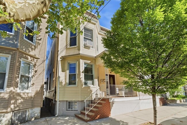 Building Photo - 502 Gregory Ave