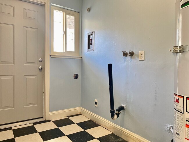 Building Photo - 3535 N San Joaquin St