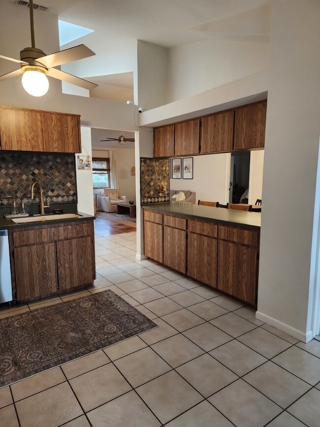 Building Photo - Pool home in Historic Tarpon Springs