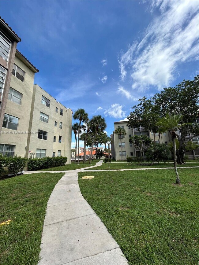 Building Photo - 1800 SW 81st Ave