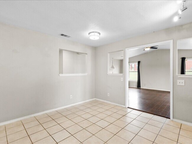 Building Photo - 9395 Green Springs Cir
