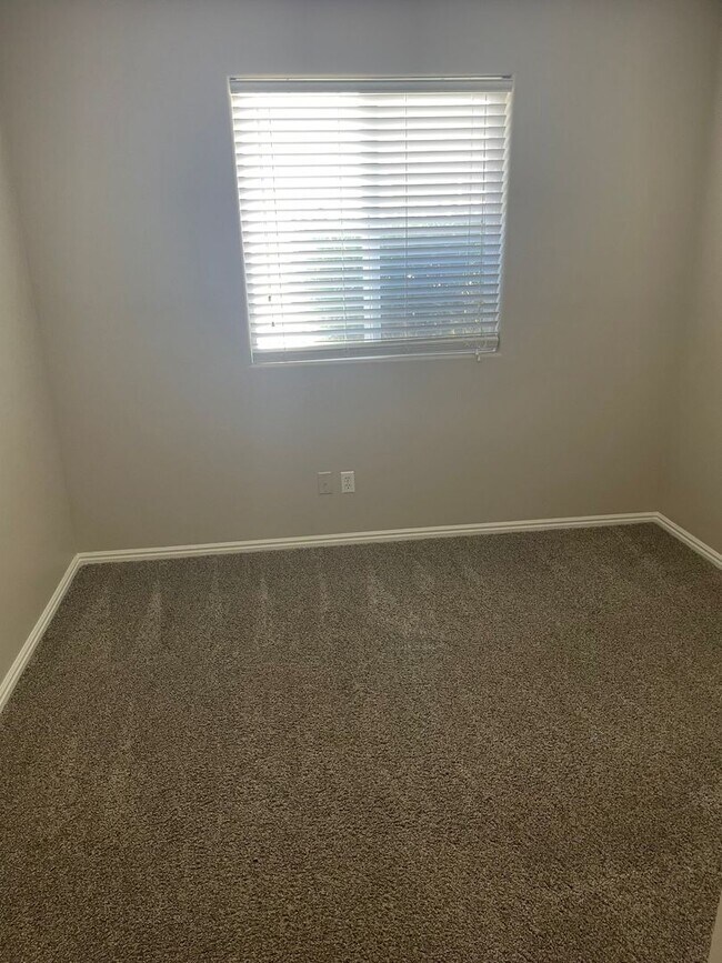 Building Photo - Newly Remodeled Townhome is St. George!