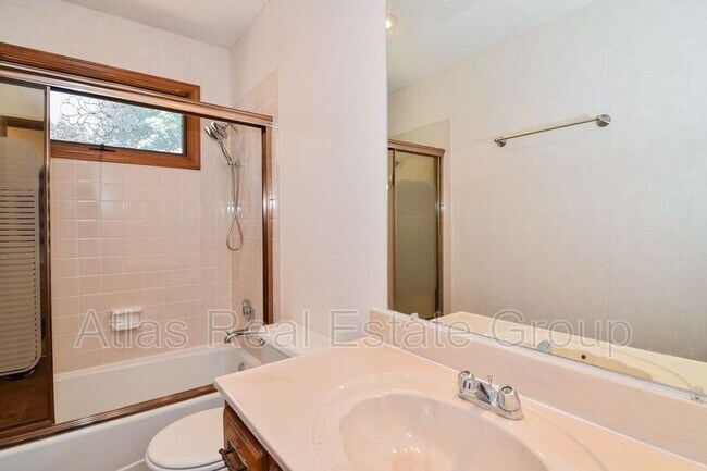 Building Photo - 322 NE Lincoln St