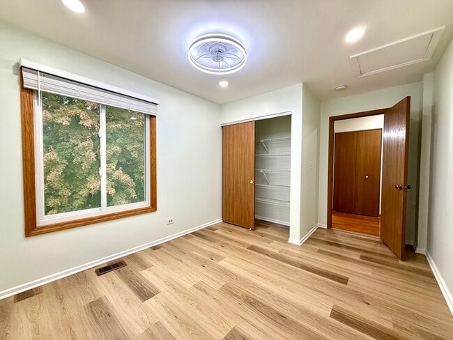 Building Photo - 2449 Carlton Dr