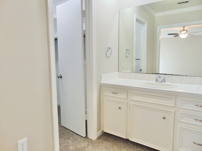 Building Photo - 523 Rusk Dr