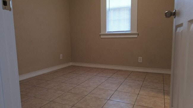 Building Photo - 2 Bedroom 1 Bath Duplex