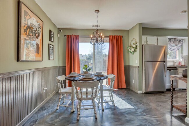 Building Photo - 3 BED | 3 BATH | POOLER | FURNISHED