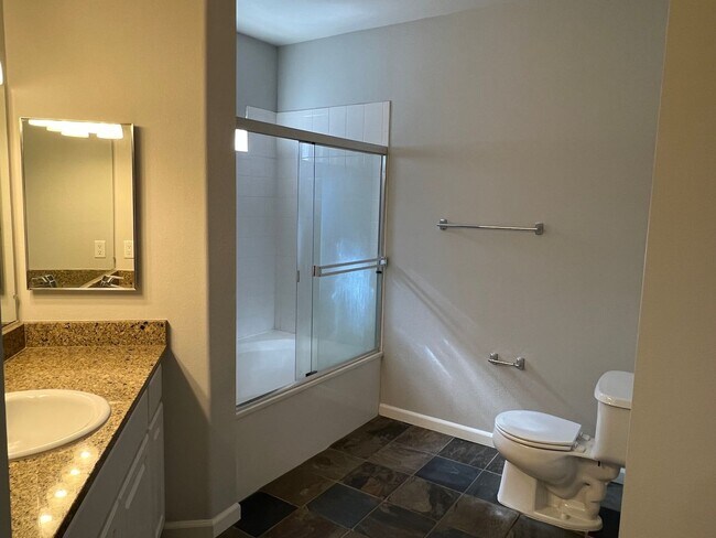 Building Photo - Beautiful 2-bedroom, 2 bath Condo in Gated...