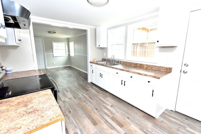 Building Photo - 1577 Charter Dr