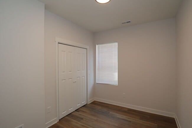 Building Photo - 903