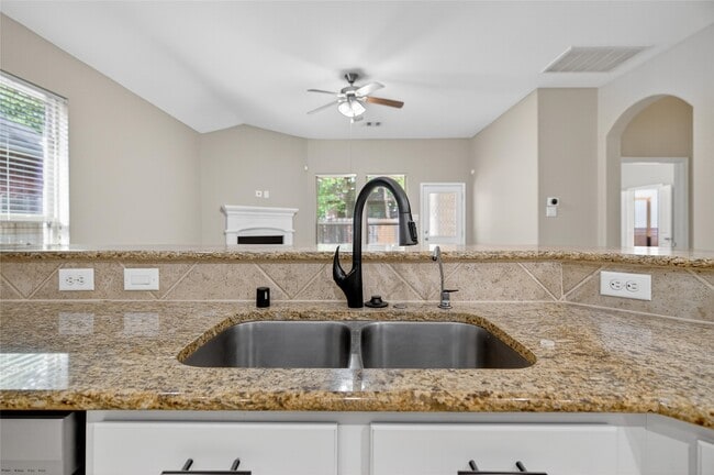 Building Photo - 2450 Garden Shadow Dr