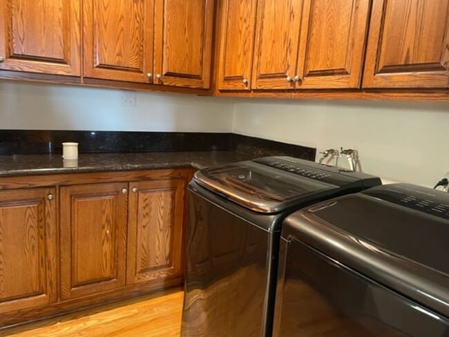 Building Photo - 3 bdr 2 bath Home on Huge lot.