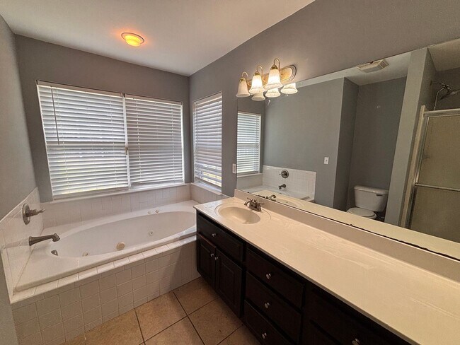 Building Photo - 5 Bedrooms- 3 Bathroom- House in West Rome!